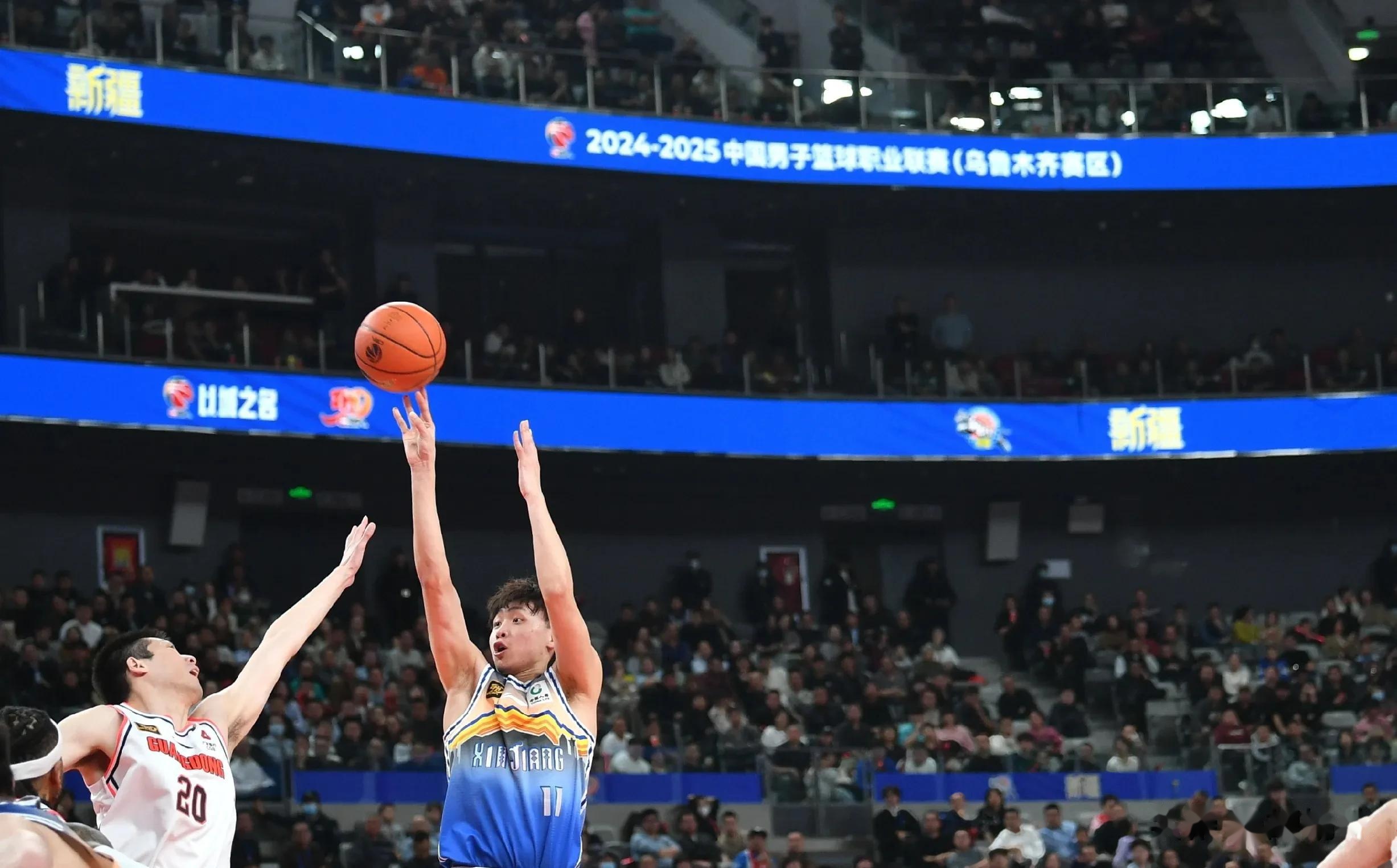 新疆男篮大胜广州队,晋级决赛 新疆男篮大胜广州队,晋级决赛