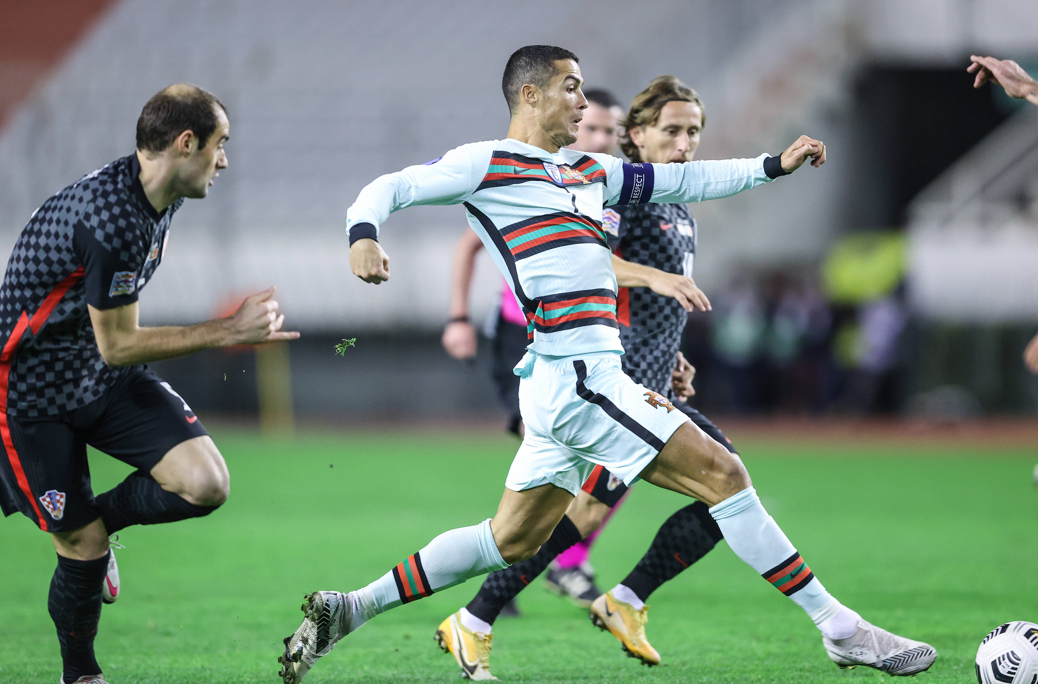 开云体育下载-足球职业联赛中球员表现卓越带领球队取胜