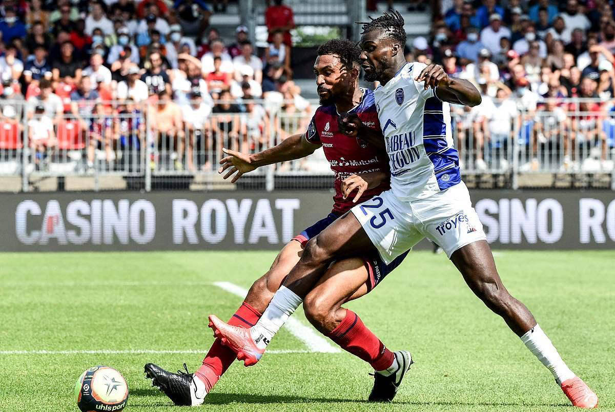 汉堡击败莱比锡红牛,取得积极开局 汉堡击败莱比锡红牛,取得积极开局