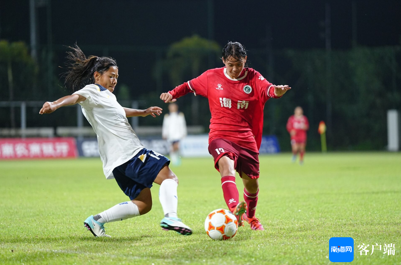 中国女足队员在比赛中展现出色体能 中国女足队员在比赛中展现出色体能
