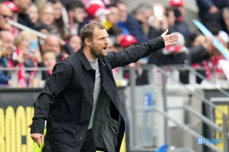 沃尔夫斯堡中场失误频频，主帅或考虑调整阵容的简单介绍