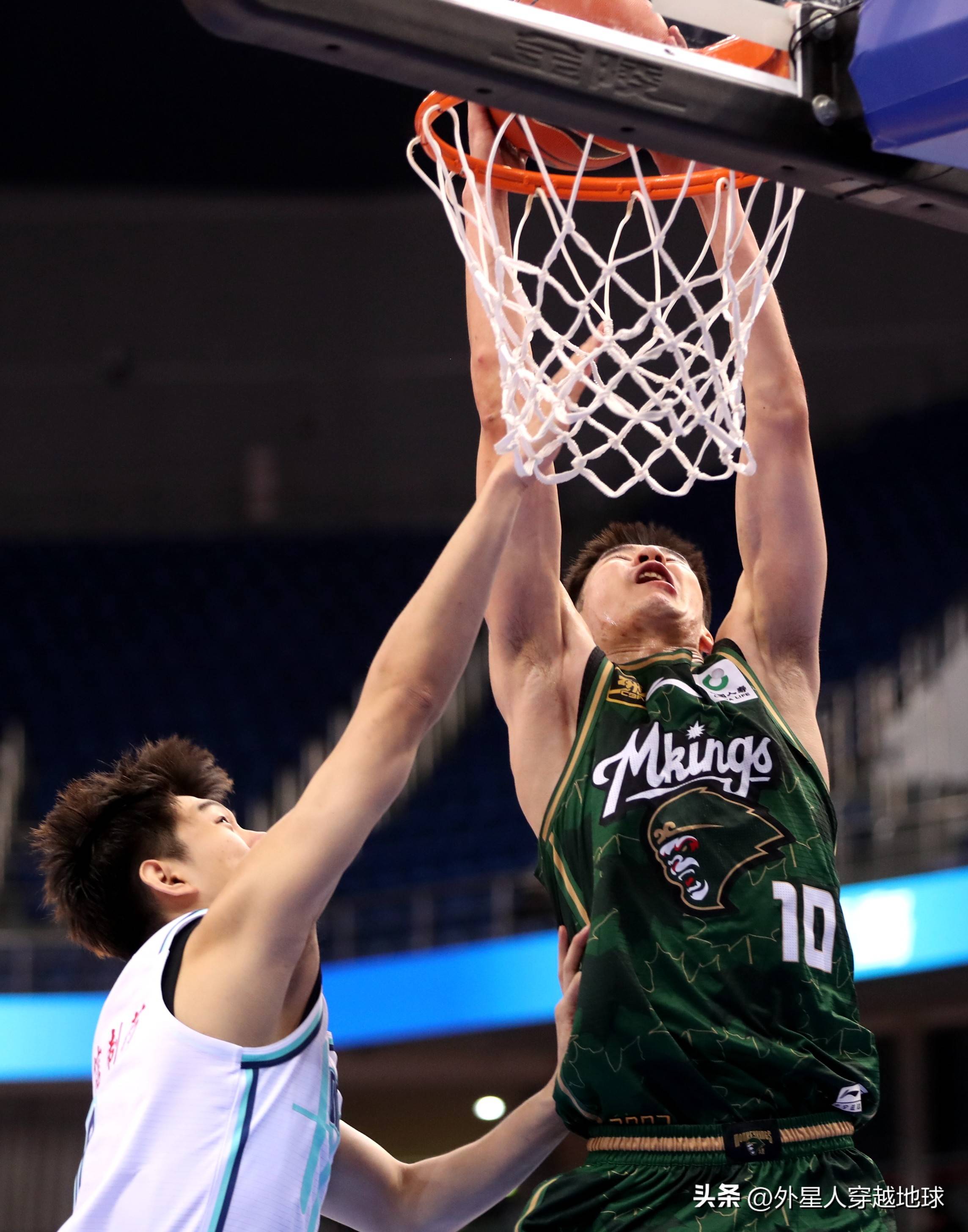 俱乐部篮球赛上演惊心动魄的绝杀一幕 俱乐部篮球赛上演惊心动魄的绝杀一幕