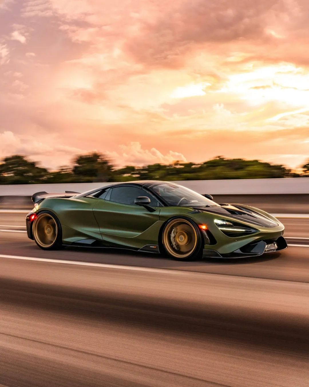 开云体育平台APP-迈凯伦完胜红牛车队,佩雷兹刷新纪录